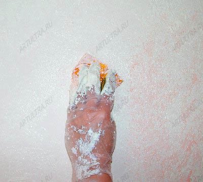 фото нанесение краски на стену