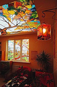 фото витражная роспись окна и потолка