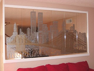 Пескоструйный рисунок города на зеркале