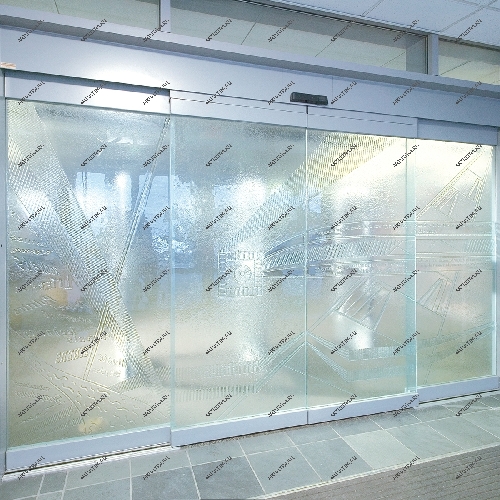 Автоматические бескаркасные двери могут быть выполнены и из узорчатого стекла