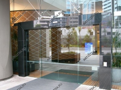 Для создания автоматических дверей бескаркасной конструкции используют только сверхпрочное стекло