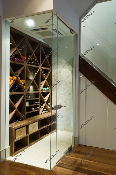 Необычный и современный винный погребок выделен при помощи стеклянной перегородки