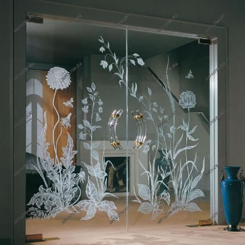 Пескоструйный рисунок на цельностеклянной двери смотрится невероятно изящно