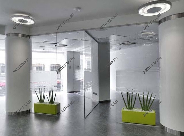Офисные перегородки с декоративной обработкой стеклянной поверхности будут стоить несколько дороже простых моделе