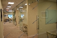  Ручки для офисных раздвижных дверей из стекла должны быть удобными, иметь сдержанный дизайн и долговечное покрытие