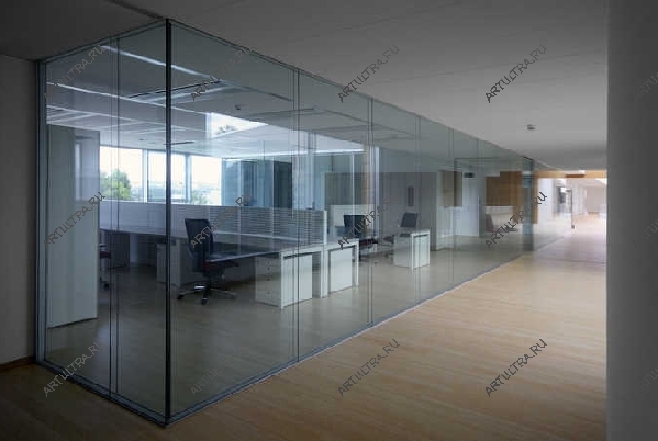 Даже тонированное стекло, лишенное дополнительного декора, способно придать стационарной офисной перегородке дополнительную привлекательность