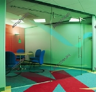 Фурнитура для стеклянных офисных перегородок имеет защитное покрытие