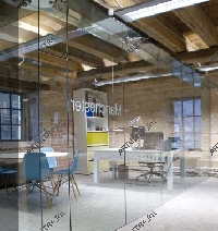 Установка стеклянных офисных перегородок более экономична, чем возведение капитальных стен