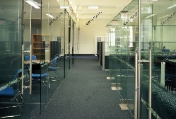 Стильная и эстетичная организация рабочего пространства – преимущество цельностеклянных офисных перегородок