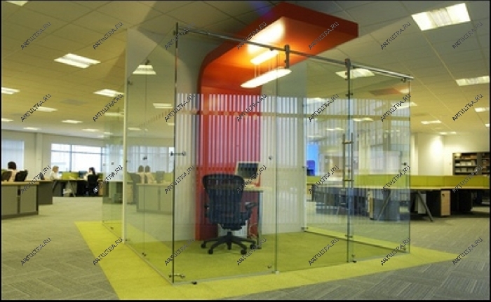 Несмотря на кажущуюся хрупкость, перегородки из стекла надежно защитят рабочее место