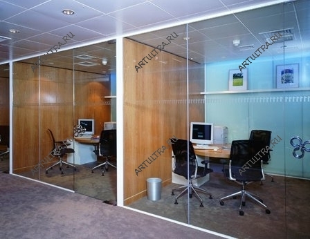 Перегородки из стекла давно используются в офисах крупных компаний