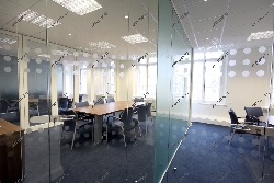  Триплекс – традиционный материал для стеклянных перегородок в офисе