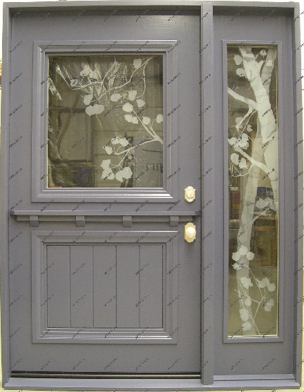 Деревянная дверь нестандартных размеров с декоративным заполнением и разъемными половинами