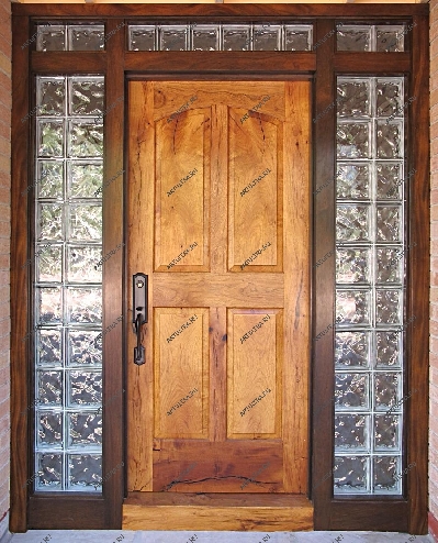 Иногда для проема нестандартных размеров используют входные двери с фрамугой и боковинами из стеклоблоков