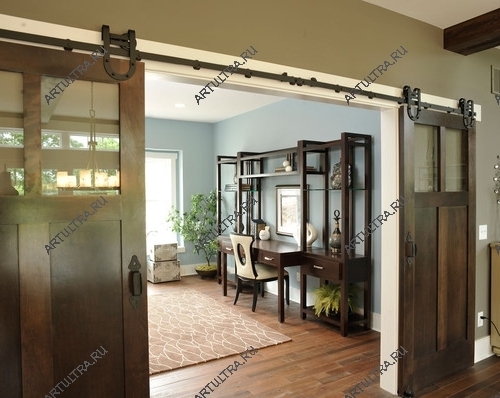 Межкомнатная дверь премиум класса может объединять три материала - дерево, стекло и кованое железо, формируя композицию с традиционной динамикой