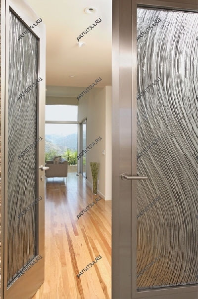 Рифленое стекло с красивой текстурой делает стандартную межкомнатную дверь эксклюзивной