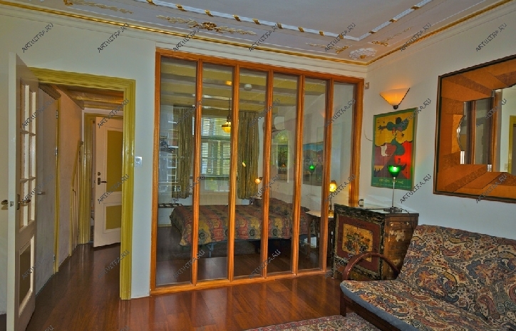 Современные межкомнатные двери в гостиной нередко дополняют стеклянными перегородками