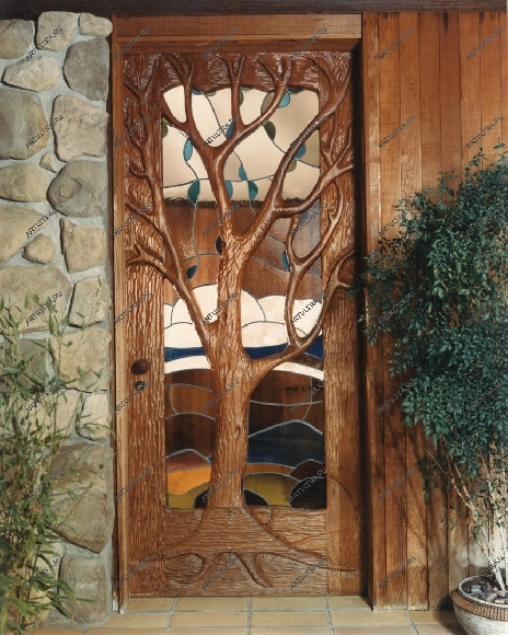 Наиболее красивы нестандартные двери, выполненные из дерева - только этот материал позволяет создать такое уникальное изделие