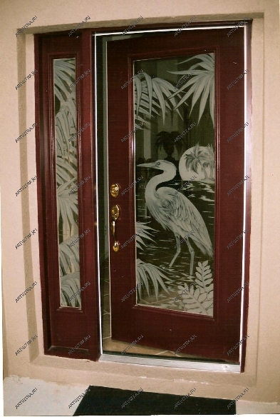 Нередко металлические нестандартные двери с успехом имитируют деревянные