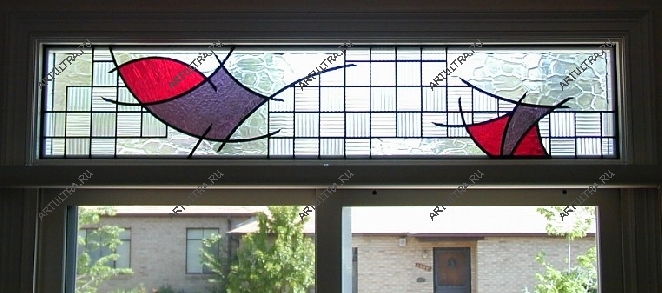 Фрамуга из декорированного стекла, расположенная над дверью