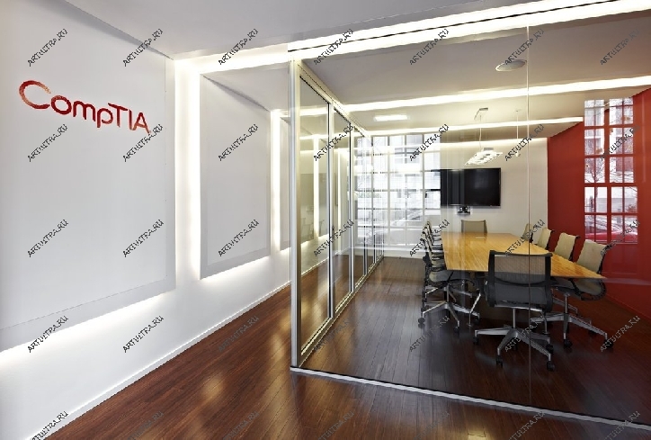 Одна из стеклянных стен этого кабинета на фото представляет собой офисную перегородку “гармошка”