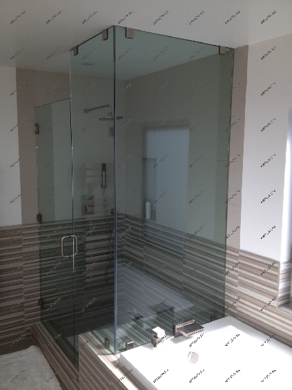 Тонированное стекло для душевой кабины позволяет сделать цветовой акцент или более гармонично вписать конструкцию в интерьер ванной комнаты