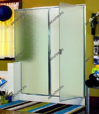 Фактурное стекло двери в душ на фото не нуждается в дополнительном декоре