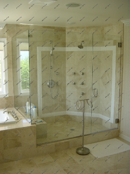 Распашные стеклянные двери в душ - практичное, недорогое решение