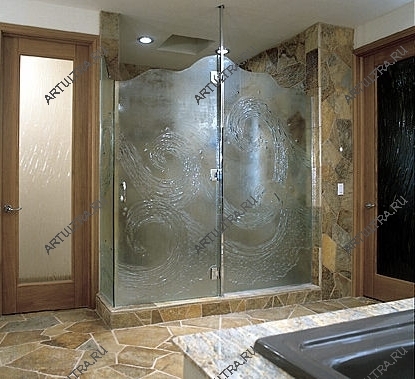 Стеклянные двери в душ, оформленные в сложной технике и имеющие необычную форму, будут стоить довольно дорого
