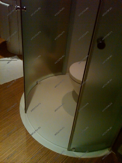 Раздвижные стеклянные сантехнические двери отделяют туалет от общей площади ванной комнаты