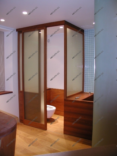  Стеклянная дверь для ванной комнаты может использоваться для создания внутренней сантехнической кабинки