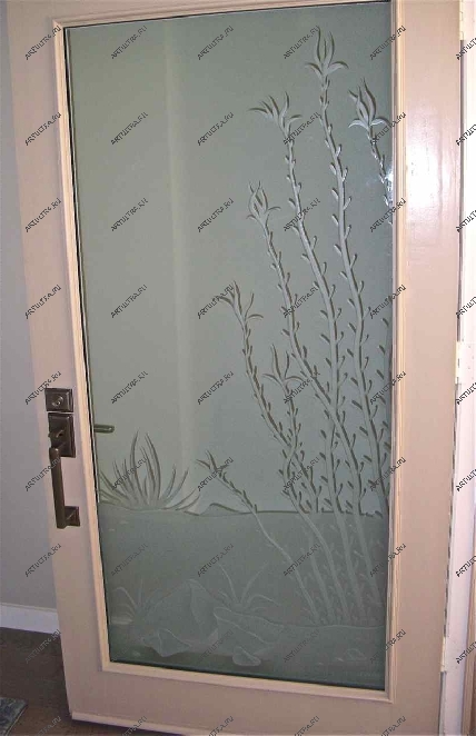 Пример стеклянной двери для ванной комнаты, украшенной глубоким пескоструем