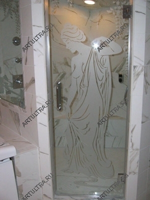 Распашная стеклянная дверь с детализированным пескоструйным рисунком красива, но не так дешева, как типовая