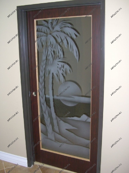 Стеклянная дверь в ванную комнату, оформленная художественным пескоструем