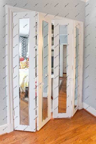 Наша студия может изготовить зеркальную дверь складной конструкции
