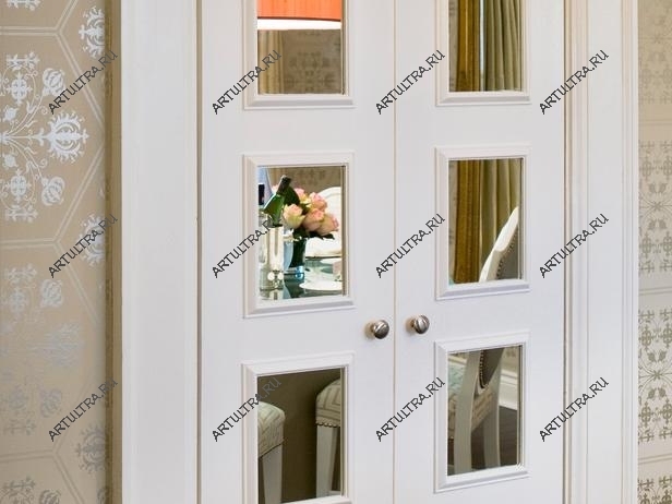 Межкомнатные двери с зеркалом в зале, распашная конструкция с двумя створками