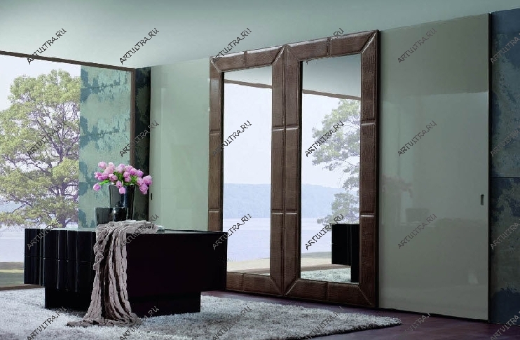 Раздвижные зеркальные двери нередко используют в дизайнерских интерьерах