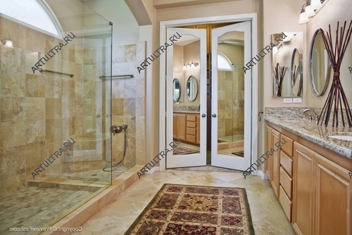 Особенно функциональны распашные двери из зеркала в ванной комнате