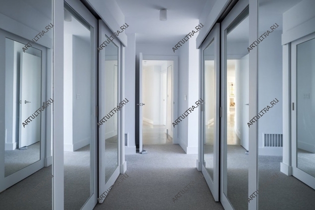 Зеркальные двери в коридоре на фото значительно расширили пространство визуально