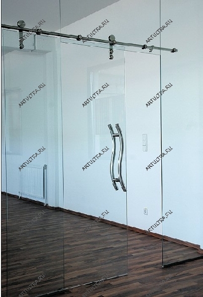 Двери со стеклом в качестве основного материала требуют точных расчетов для выполнения технологических отверстий и идеального расположения всех элементов конструкции