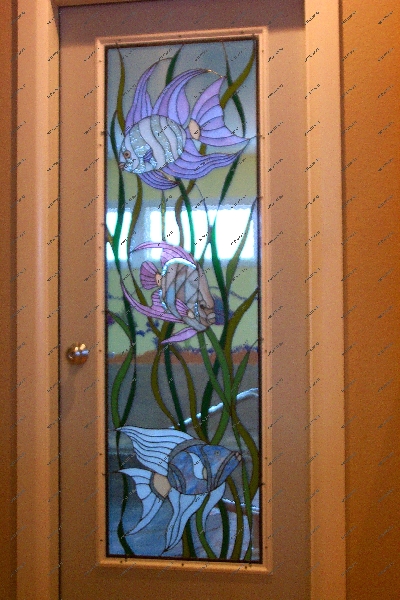 . Некоторые умельцы украшают двери и другие стеклянные поверхности своими руками на очень достойном уровне