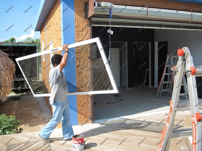  Сложность установки наружных стеклянных дверей повышает итоговую цену услуги