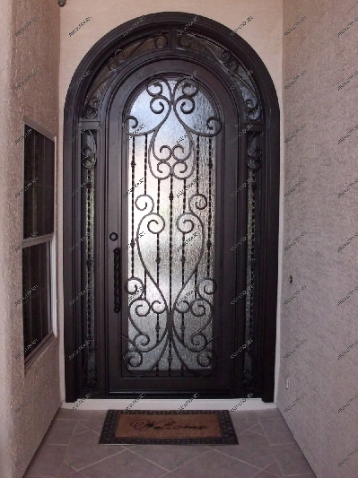  Установка такой нестандартной двери усложняется ее арочной формой и обилием декоративных элементов