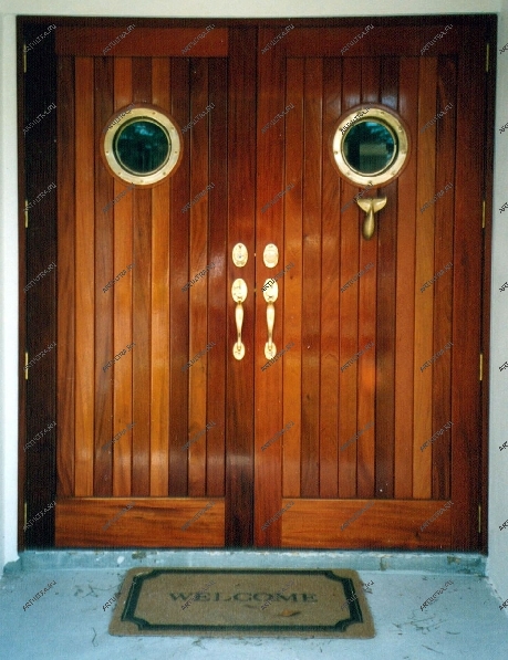 Входная деревянная дверь может иметь стандартную конструкцию и нестандартный дизайн