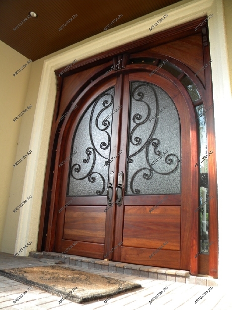 Парадные деревянные двери - это одно неоспоримое преимущество, такую эстетику может иметь только сочетание дерева и стекла