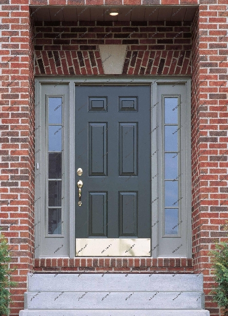 Элитные входные металлические двери в жилой дом обеспечивают защиту от взлома, а стекло придает конструкции некоторую эстетику