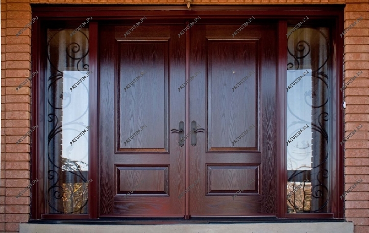 Великолепная металлическая дверь премиум-класса дополнена стеклянными вставками и коваными элементами