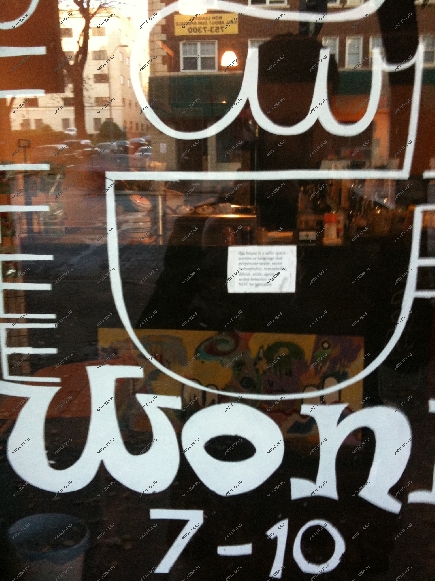 а стекло парадных металлических дверей в кафе могут быть нанесены виниловые или фотопечатные надписи и рисунки