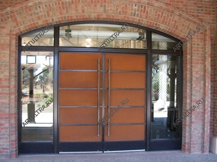 Современные металлические двери в офис могут иметь необычную форму, конструкцию, оформление