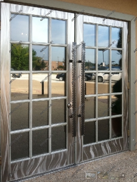  У современных стальных дверей в магазин может быть декорировано не только заполнение, но и каркас